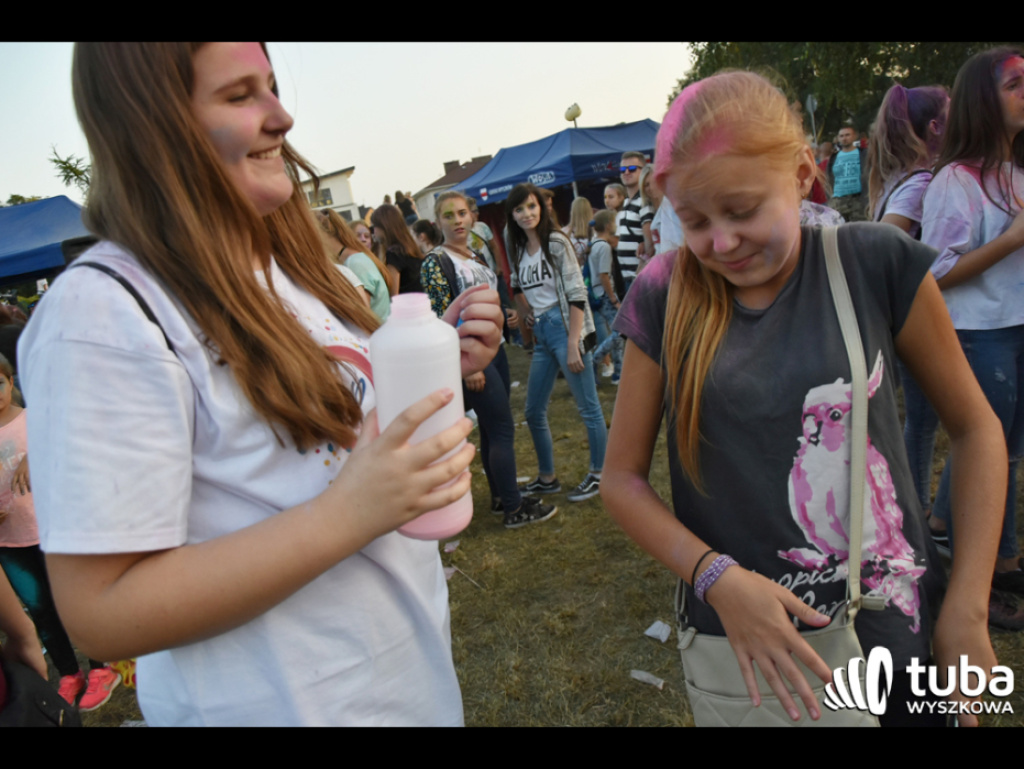 Holi party, czyli kolorowe powitanie szkoły w Wyszkowie (zdjęcia, video)