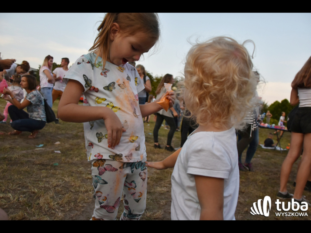 Holi party, czyli kolorowe powitanie szkoły w Wyszkowie (zdjęcia, video)