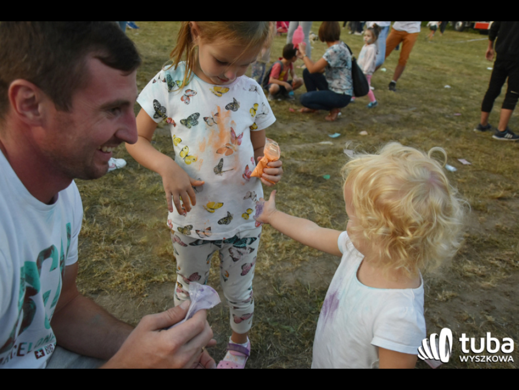 Holi party, czyli kolorowe powitanie szkoły w Wyszkowie (zdjęcia, video)