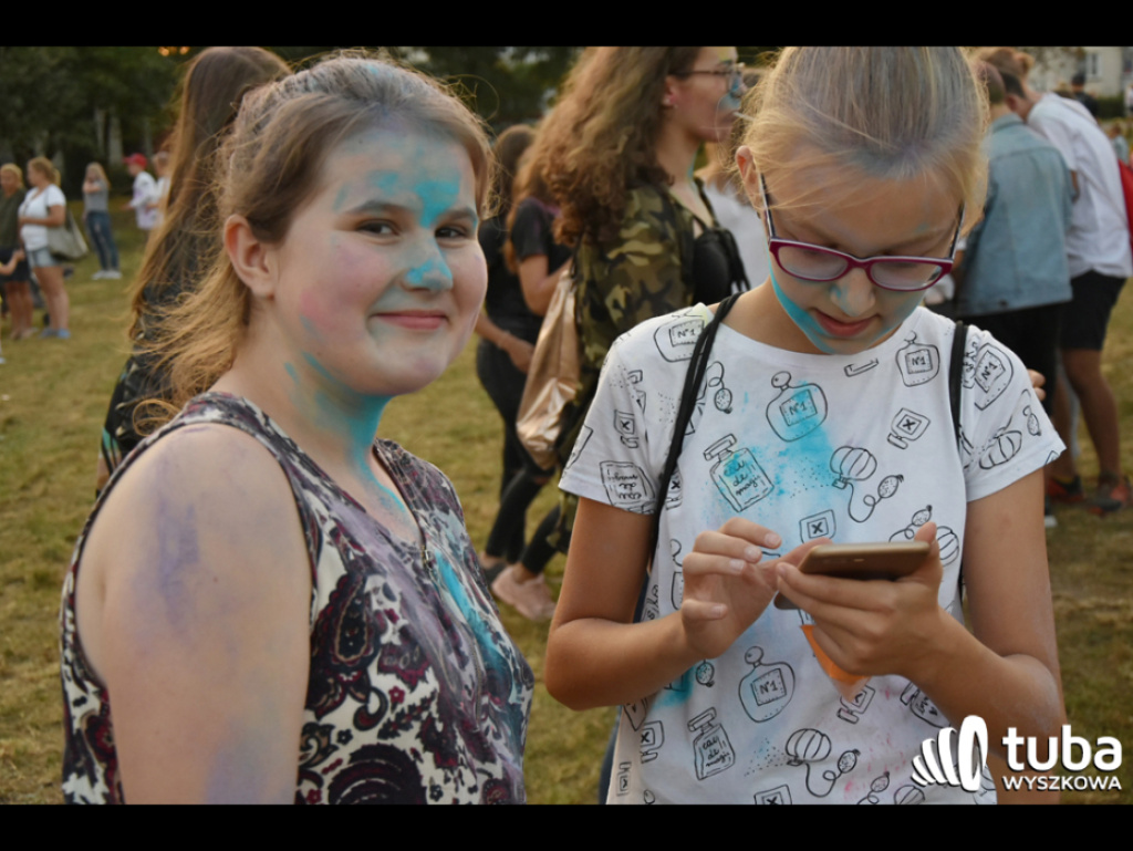 Holi party, czyli kolorowe powitanie szkoły w Wyszkowie (zdjęcia, video)
