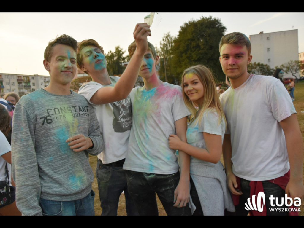 Holi party, czyli kolorowe powitanie szkoły w Wyszkowie (zdjęcia, video)