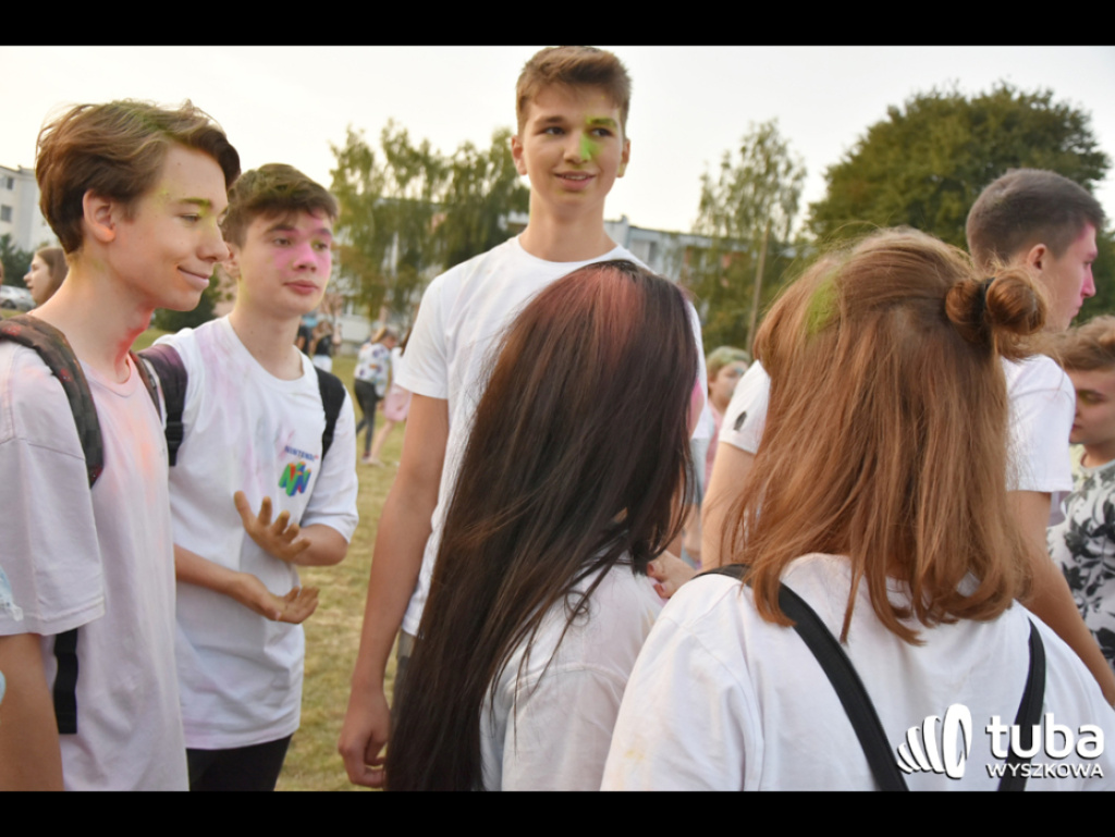 Holi party, czyli kolorowe powitanie szkoły w Wyszkowie (zdjęcia, video)