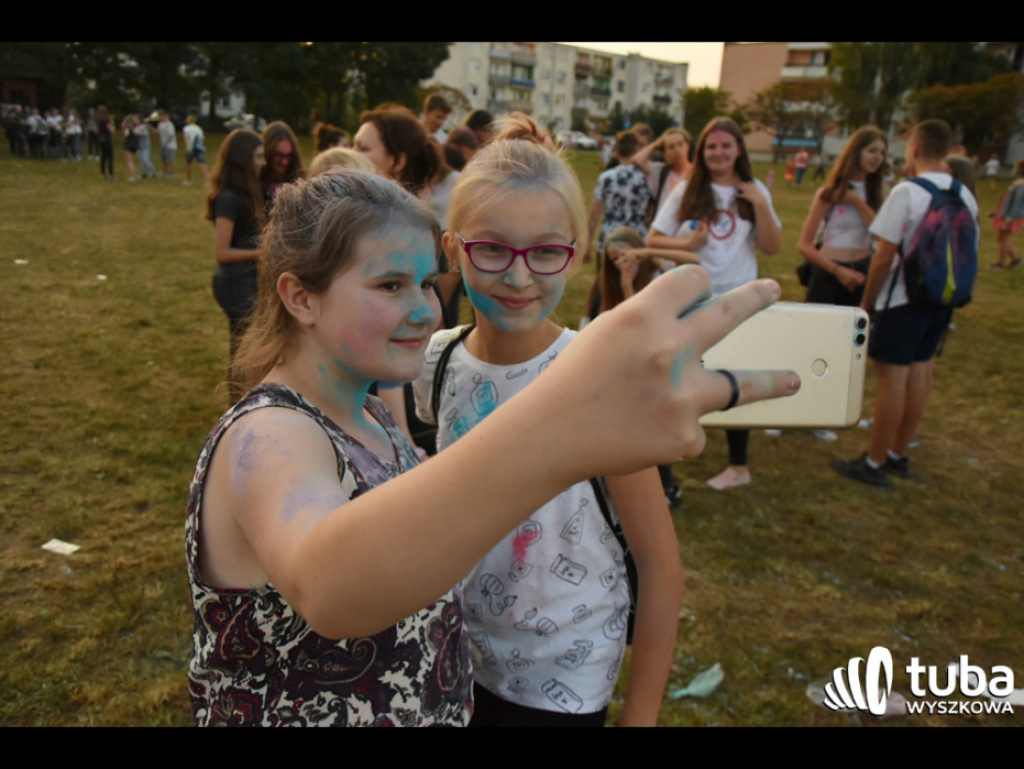 Holi party, czyli kolorowe powitanie szkoły w Wyszkowie (zdjęcia, video)