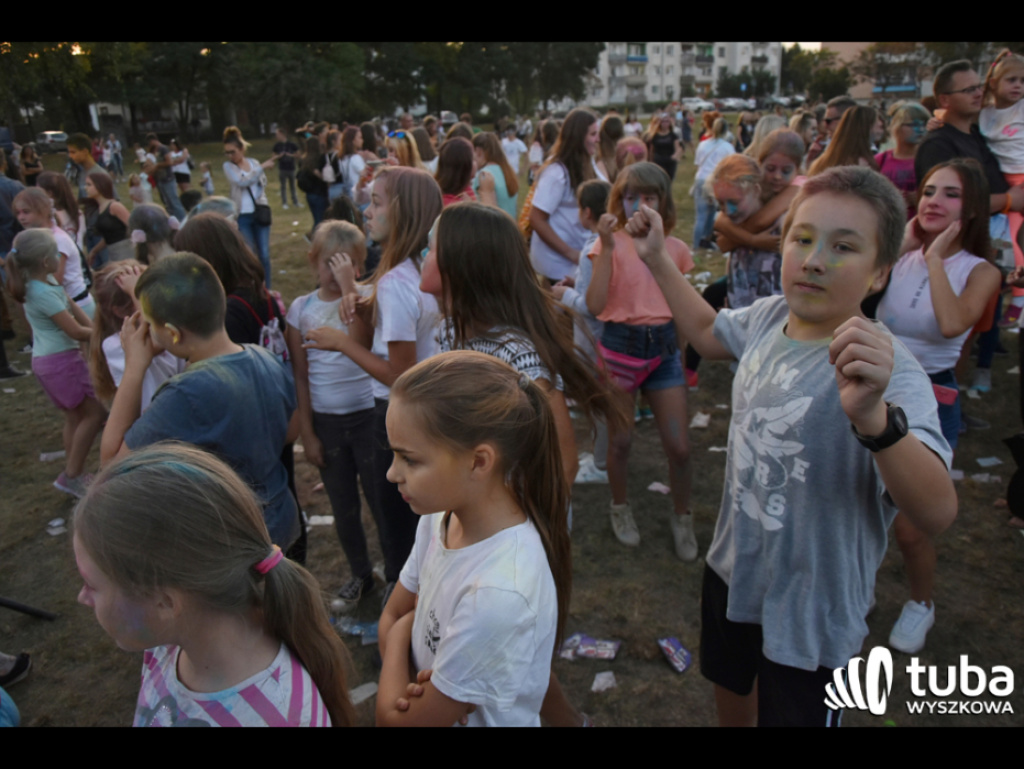 Holi party, czyli kolorowe powitanie szkoły w Wyszkowie (zdjęcia, video)