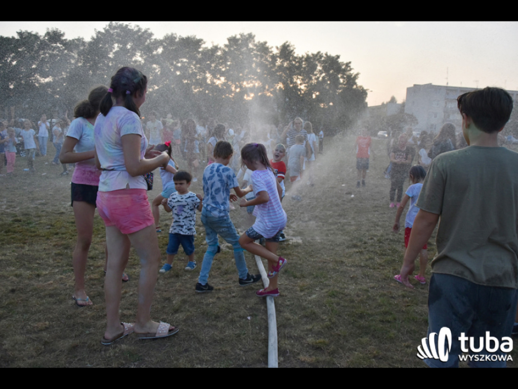 Holi party, czyli kolorowe powitanie szkoły w Wyszkowie (zdjęcia, video)