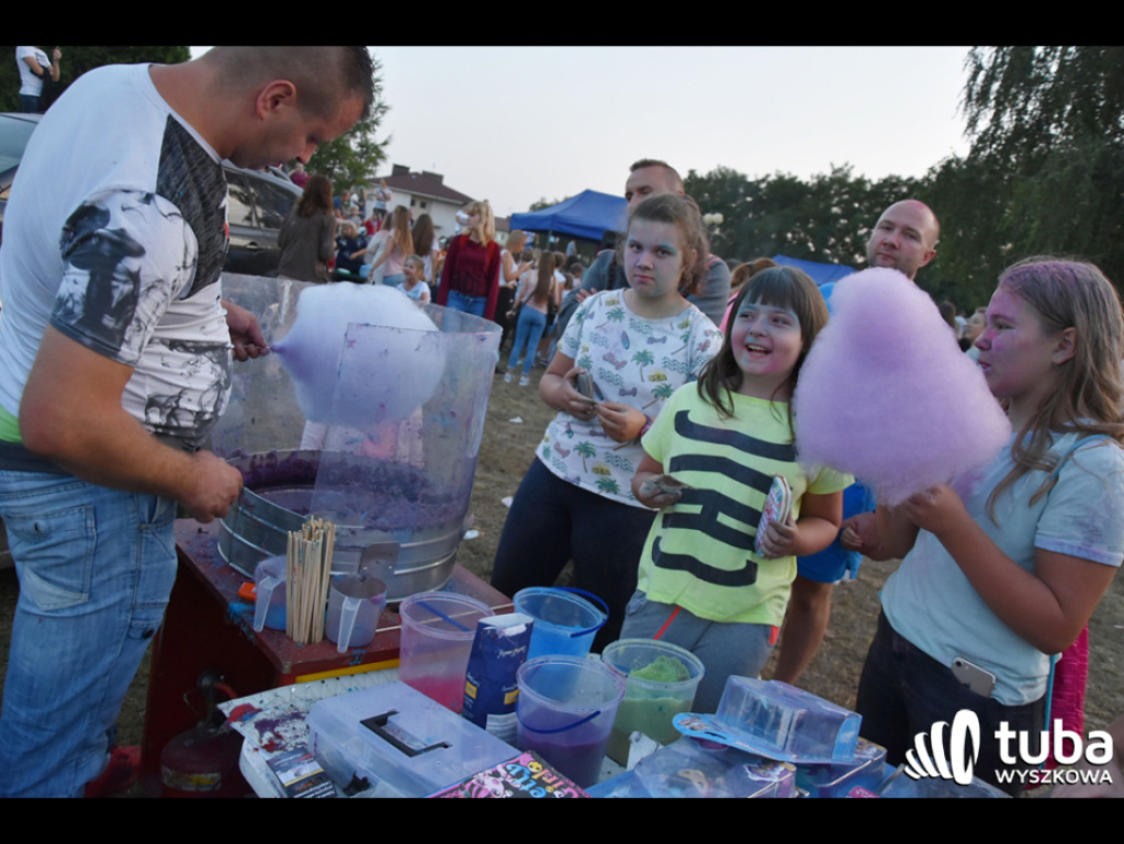 Holi party, czyli kolorowe powitanie szkoły w Wyszkowie (zdjęcia, video)