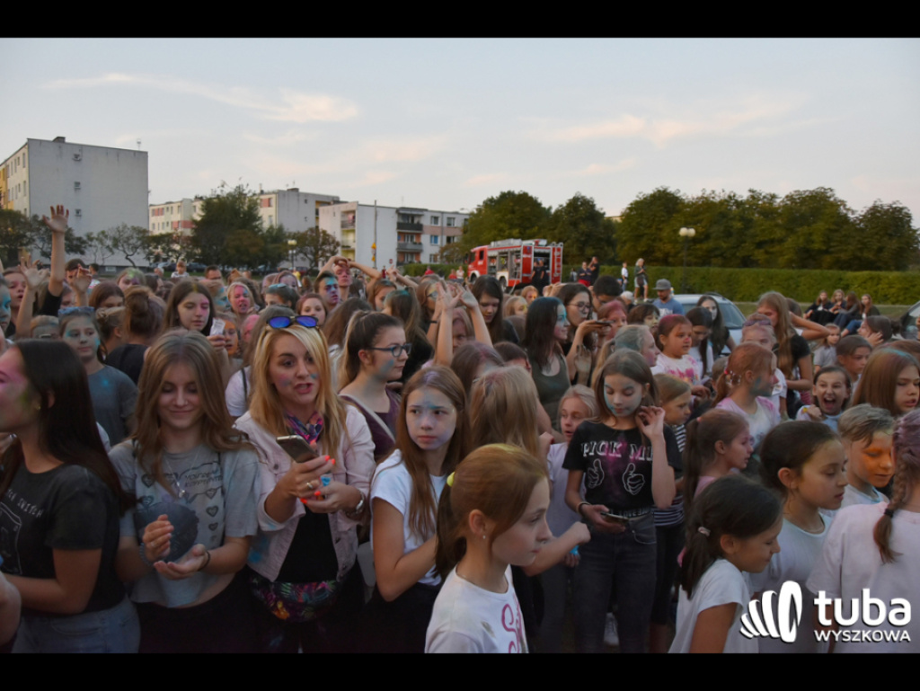 Holi party, czyli kolorowe powitanie szkoły w Wyszkowie (zdjęcia, video)