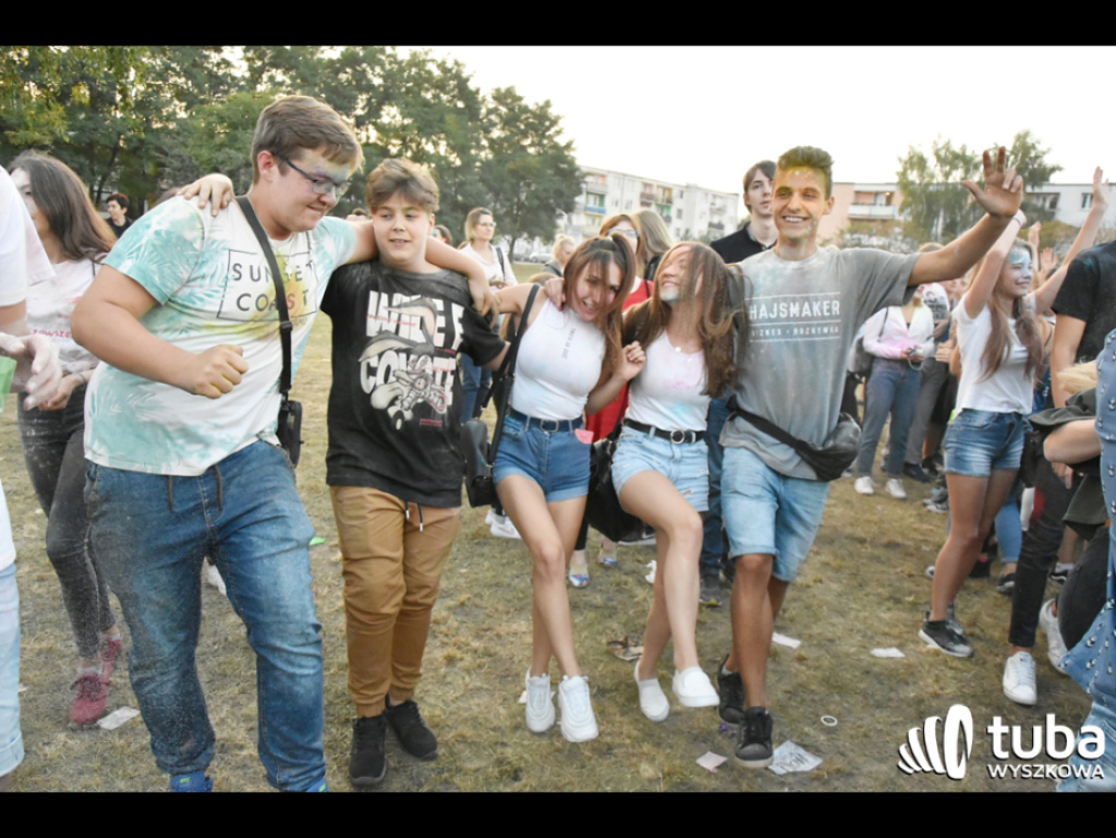 Holi party, czyli kolorowe powitanie szkoły w Wyszkowie (zdjęcia, video)