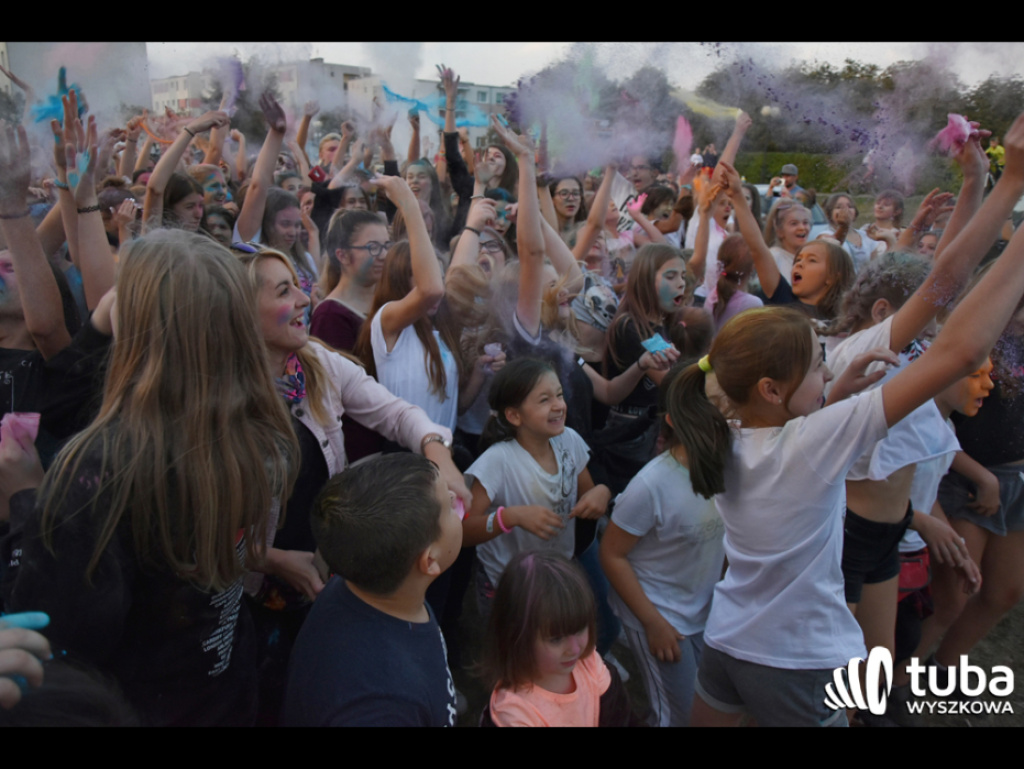 Holi party, czyli kolorowe powitanie szkoły w Wyszkowie (zdjęcia, video)