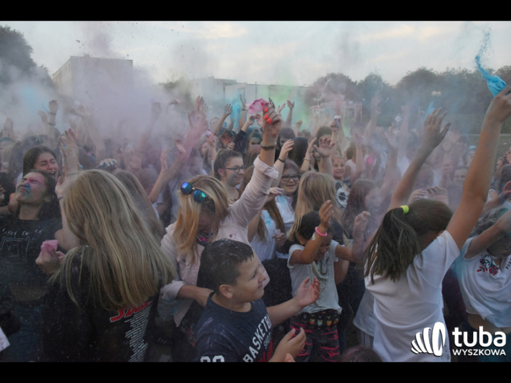 Holi party, czyli kolorowe powitanie szkoły w Wyszkowie (zdjęcia, video)