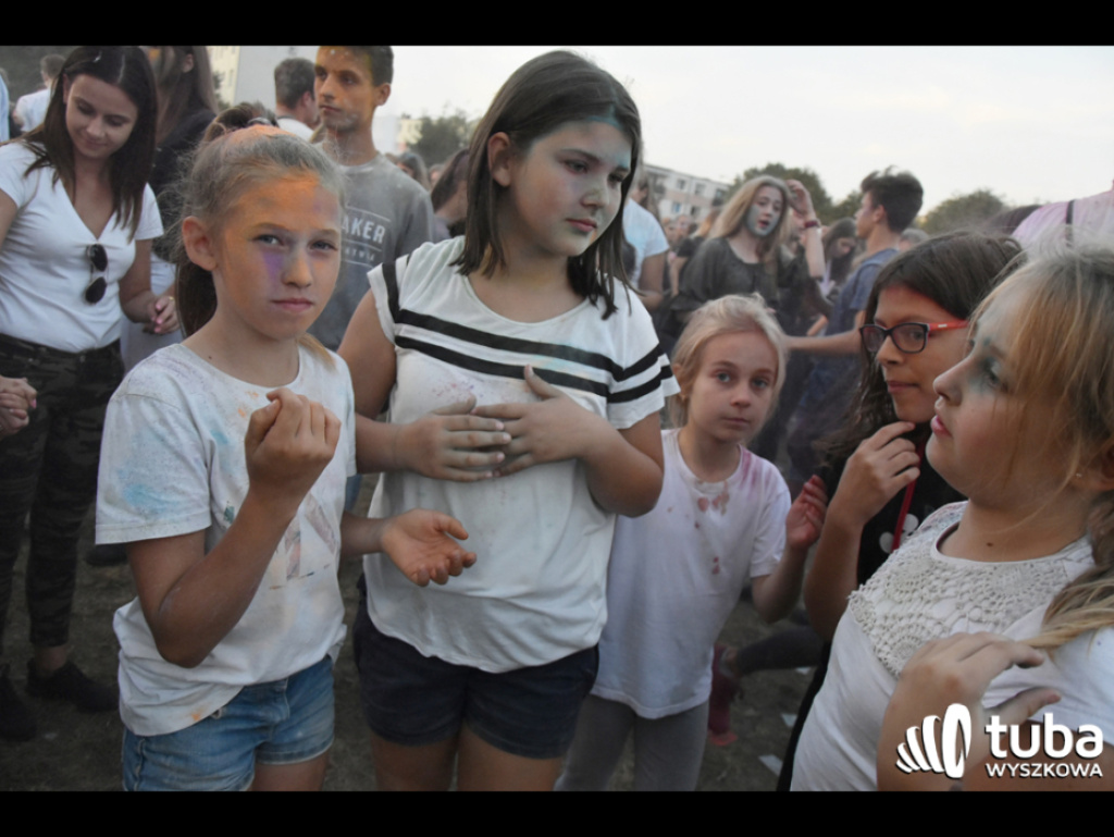Holi party, czyli kolorowe powitanie szkoły w Wyszkowie (zdjęcia, video)