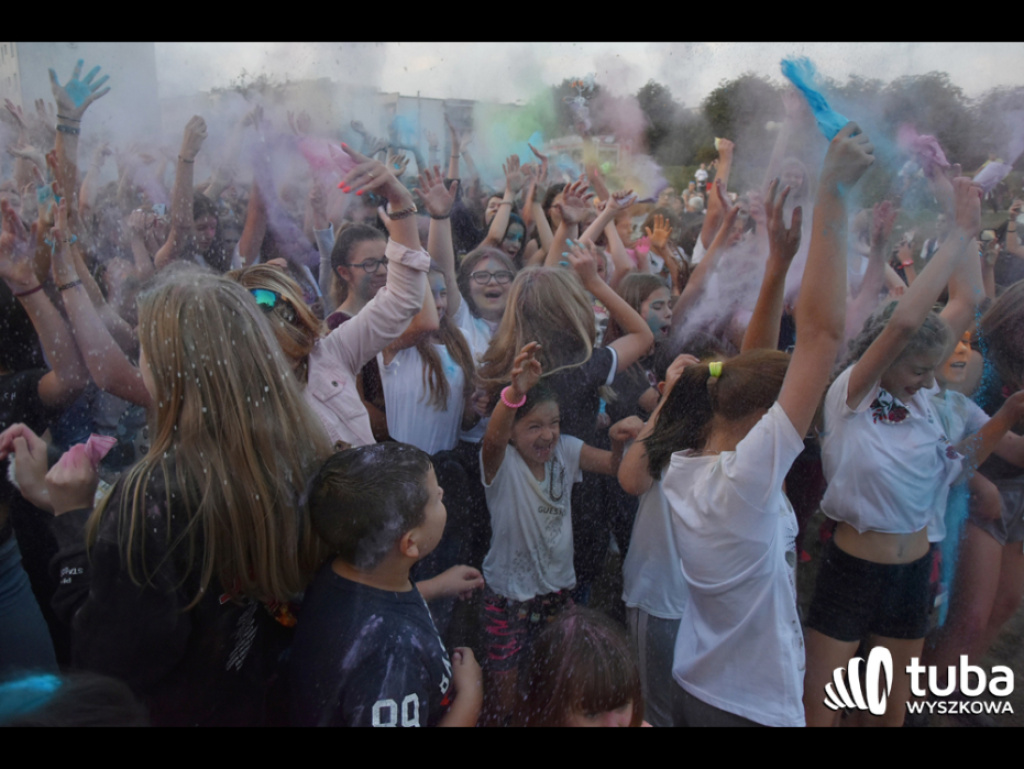 Holi party, czyli kolorowe powitanie szkoły w Wyszkowie (zdjęcia, video)