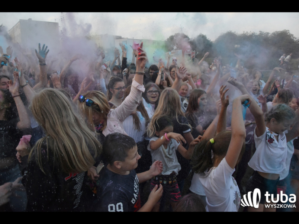 Holi party, czyli kolorowe powitanie szkoły w Wyszkowie (zdjęcia, video)