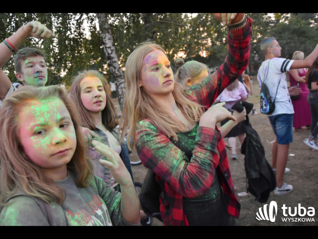 Holi party, czyli kolorowe powitanie szkoły w Wyszkowie (zdjęcia, video)