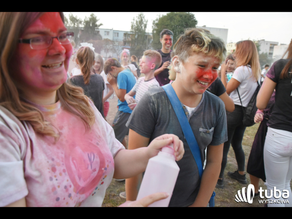 Holi party, czyli kolorowe powitanie szkoły w Wyszkowie (zdjęcia, video)