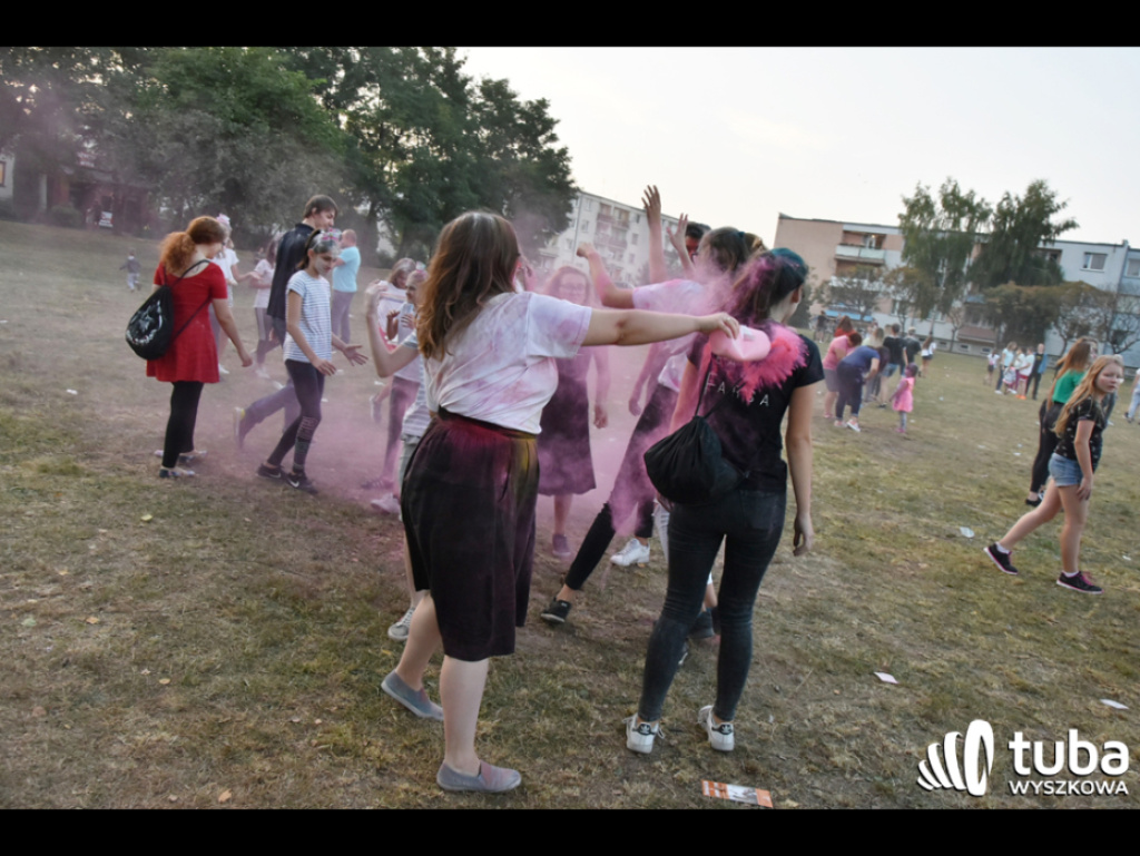 Holi party, czyli kolorowe powitanie szkoły w Wyszkowie (zdjęcia, video)