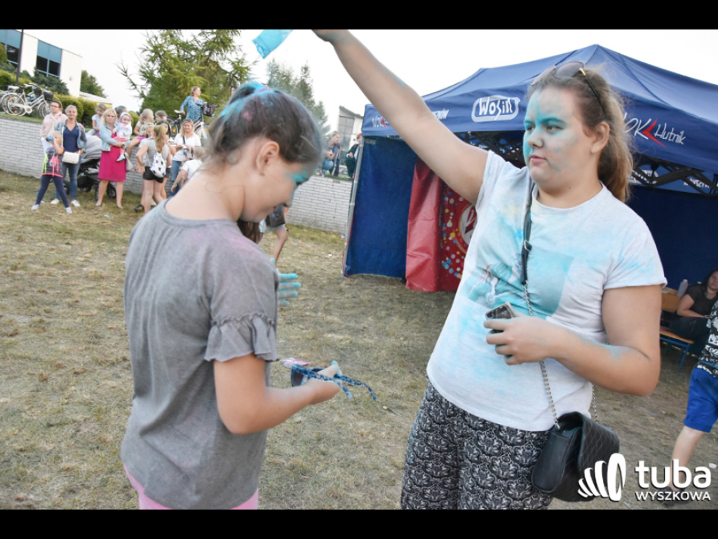 Holi party, czyli kolorowe powitanie szkoły w Wyszkowie (zdjęcia, video)