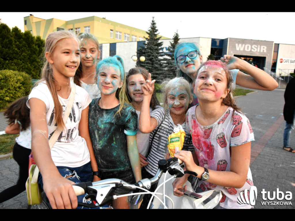 Holi party, czyli kolorowe powitanie szkoły w Wyszkowie (zdjęcia, video)