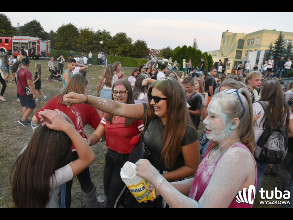 Holi party, czyli kolorowe powitanie szkoły w Wyszkowie (zdjęcia, video)