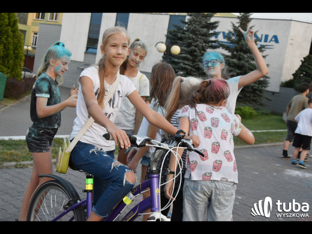 Holi party, czyli kolorowe powitanie szkoły w Wyszkowie (zdjęcia, video)