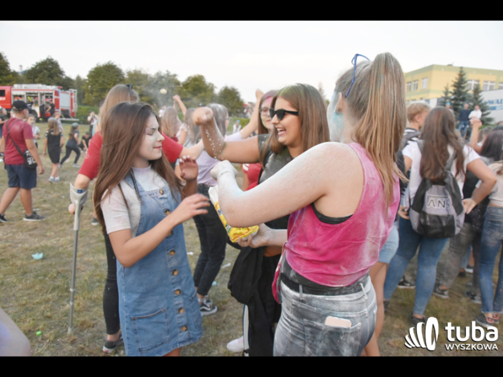 Holi party, czyli kolorowe powitanie szkoły w Wyszkowie (zdjęcia, video)