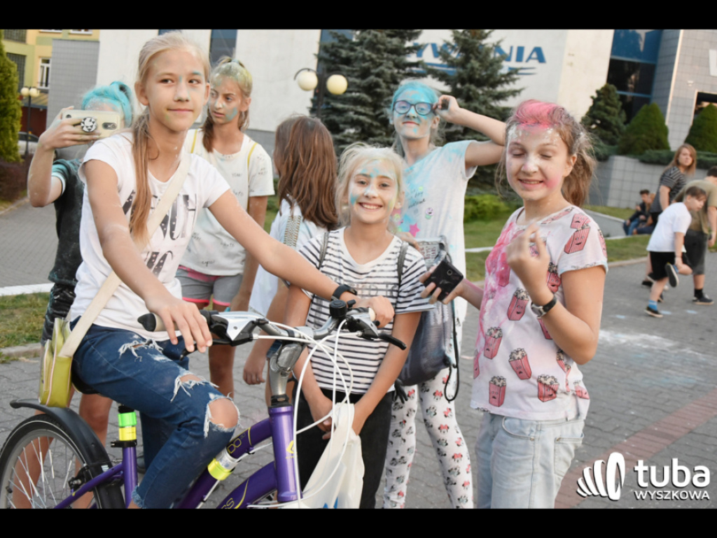 Holi party, czyli kolorowe powitanie szkoły w Wyszkowie (zdjęcia, video)