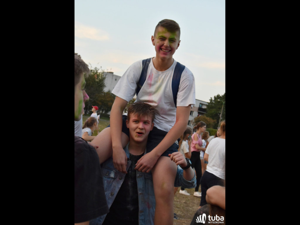 Holi party, czyli kolorowe powitanie szkoły w Wyszkowie (zdjęcia, video)