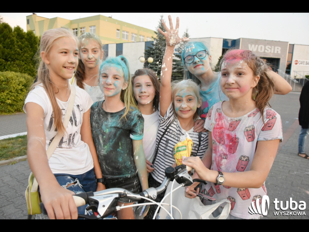 Holi party, czyli kolorowe powitanie szkoły w Wyszkowie (zdjęcia, video)