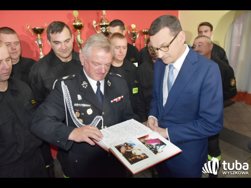 Premier Morawiecki w Lucynowie Dużym i Zabrodziu spotkał się ze strażakami i gospodyniami wiejskimi (FOTO/ VIDEO)