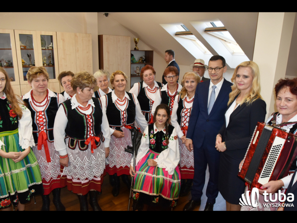Premier Morawiecki w Lucynowie Dużym i Zabrodziu spotkał się ze strażakami i gospodyniami wiejskimi (FOTO/ VIDEO)