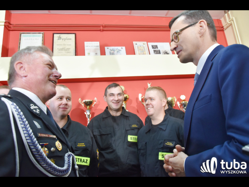 Premier Morawiecki w Lucynowie Dużym i Zabrodziu spotkał się ze strażakami i gospodyniami wiejskimi (FOTO/ VIDEO)