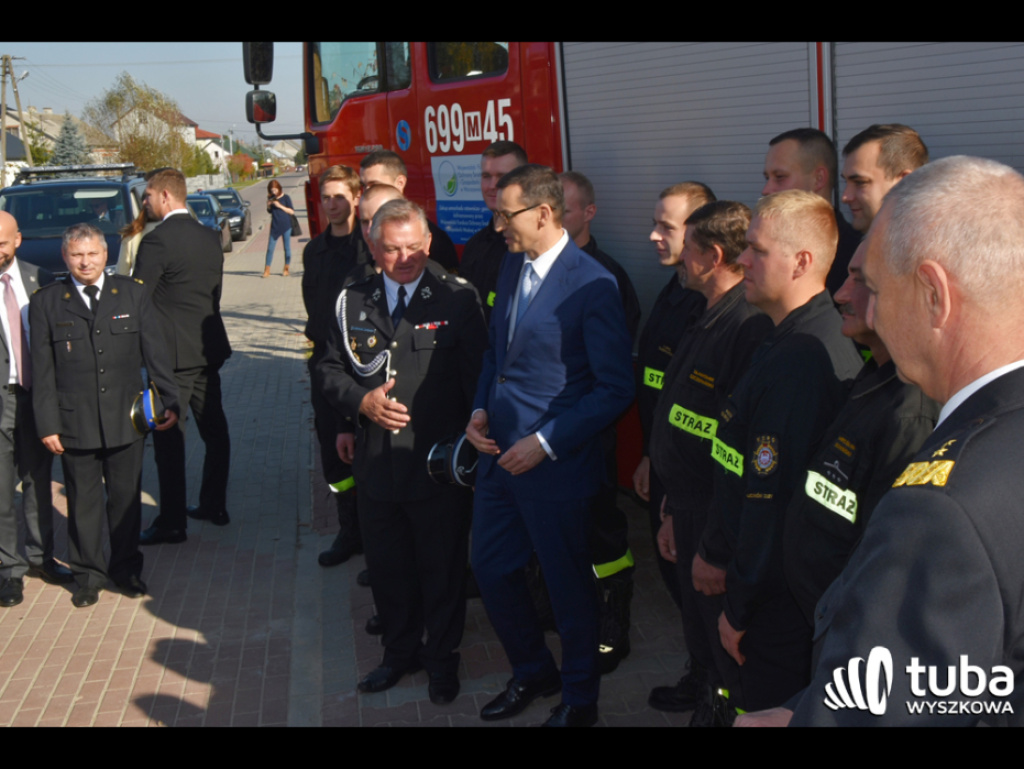 Premier Morawiecki w Lucynowie Dużym i Zabrodziu spotkał się ze strażakami i gospodyniami wiejskimi (FOTO/ VIDEO)