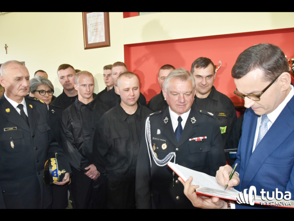 Premier Morawiecki w Lucynowie Dużym i Zabrodziu spotkał się ze strażakami i gospodyniami wiejskimi (FOTO/ VIDEO)