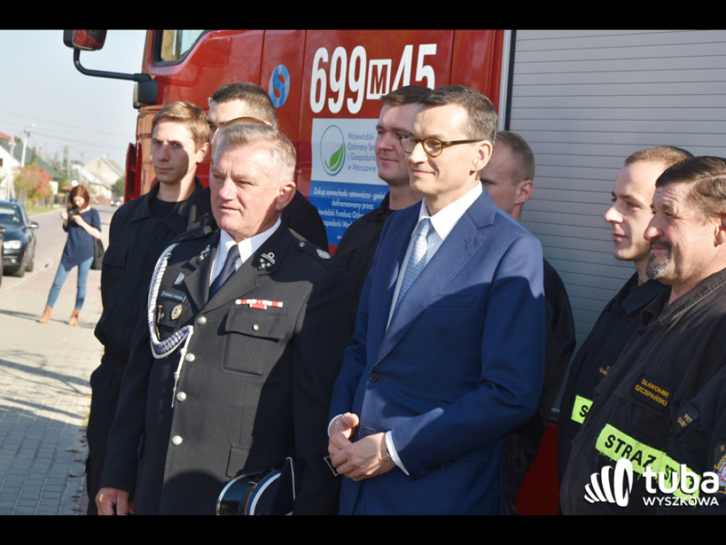 Premier Morawiecki w Lucynowie Dużym i Zabrodziu spotkał się ze strażakami i gospodyniami wiejskimi (FOTO/ VIDEO)