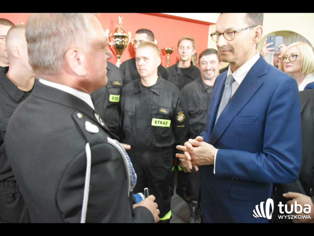 Premier Morawiecki w Lucynowie Dużym i Zabrodziu spotkał się ze strażakami i gospodyniami wiejskimi (FOTO/ VIDEO)