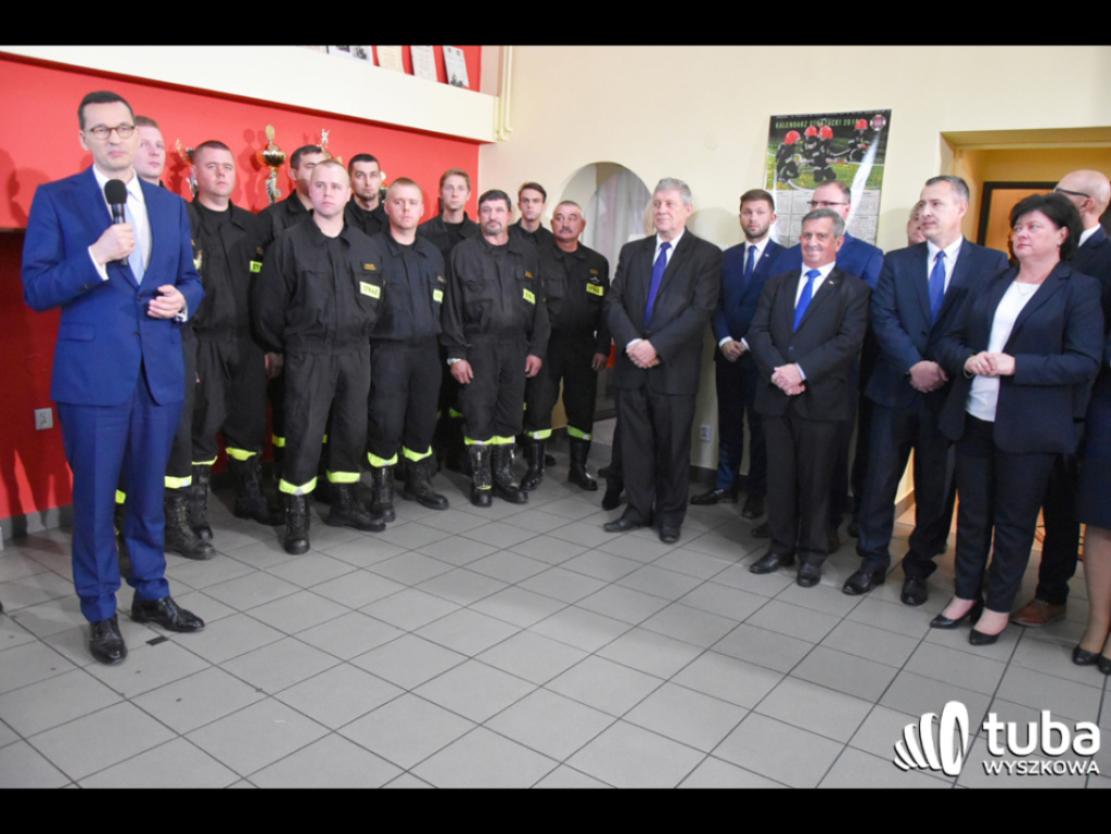 Premier Morawiecki w Lucynowie Dużym i Zabrodziu spotkał się ze strażakami i gospodyniami wiejskimi (FOTO/ VIDEO)