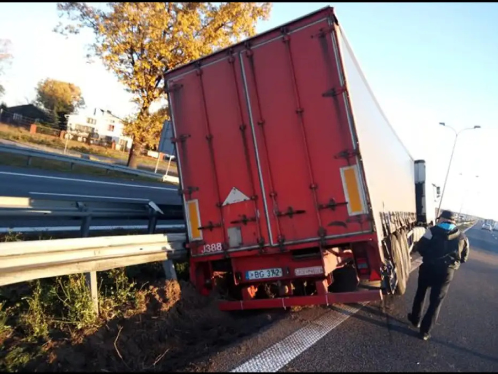 Ciężarówka zablokowała trasę. Poważne utrudnienia na S8