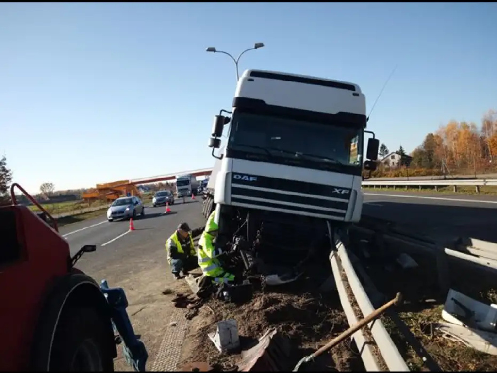 Ciężarówka zablokowała trasę. Poważne utrudnienia na S8