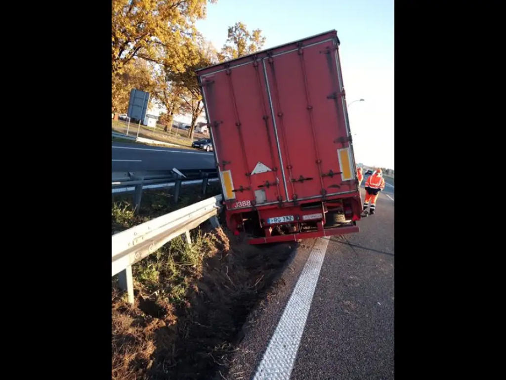 Ciężarówka zablokowała trasę. Poważne utrudnienia na S8