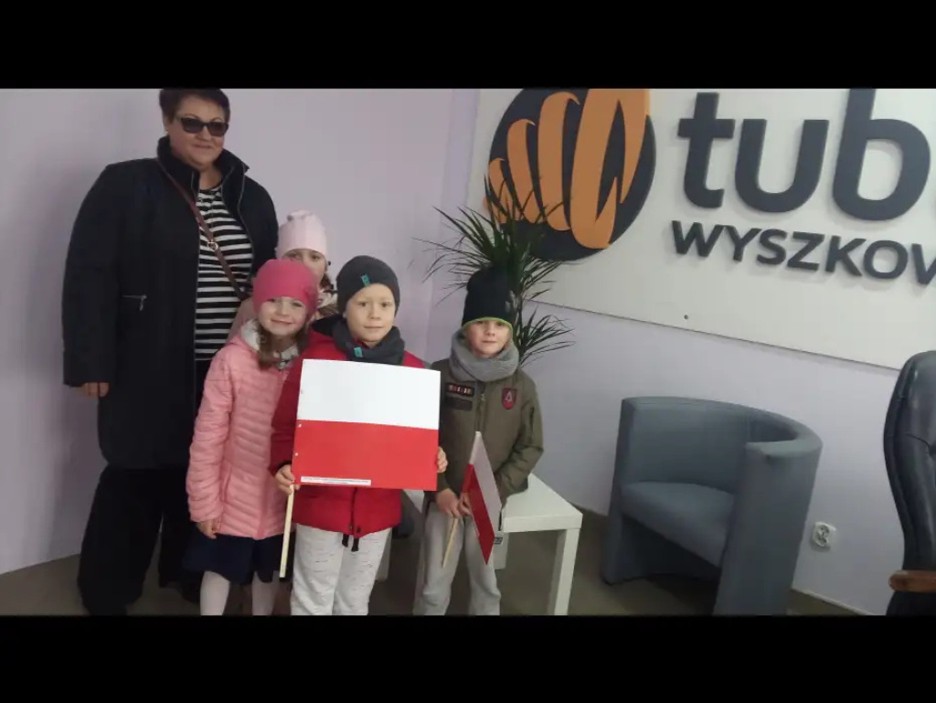 100 flag na 100. rocznicę odzyskania niepodległości Polski, czyli patriotyczny spacer przedszkolaków z 