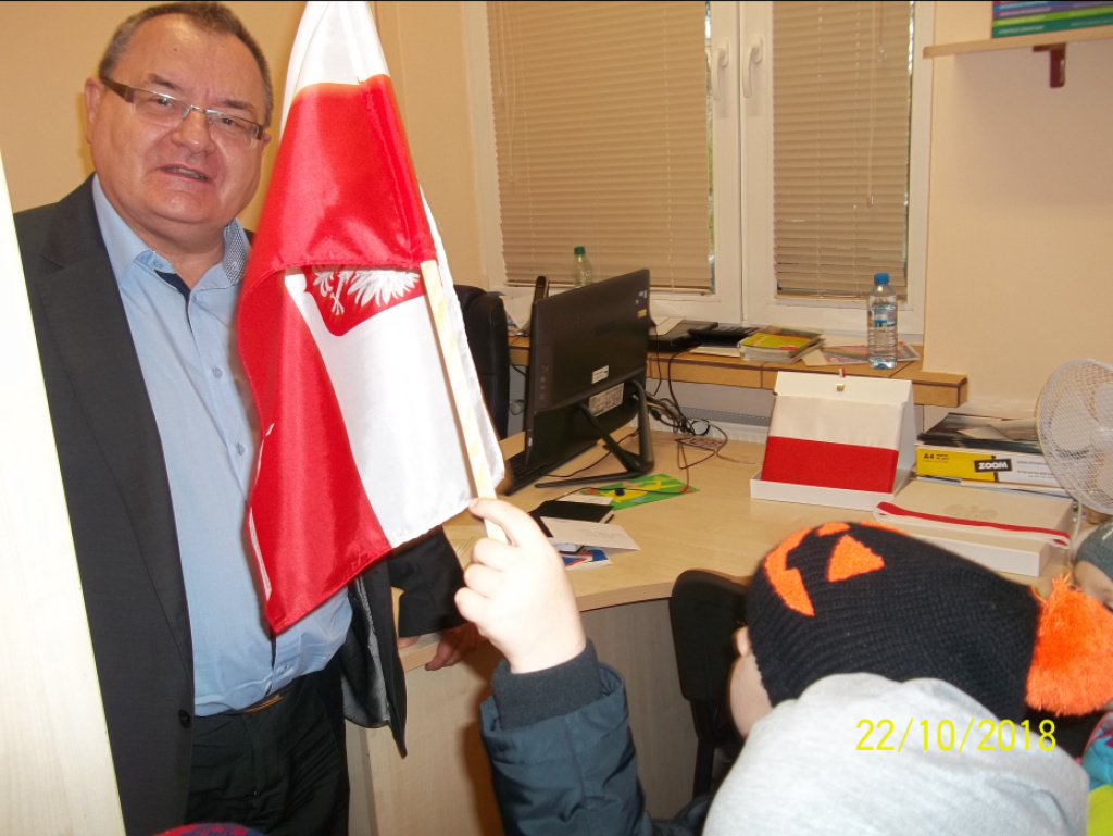 100 flag na 100. rocznicę odzyskania niepodległości Polski, czyli patriotyczny spacer przedszkolaków z 