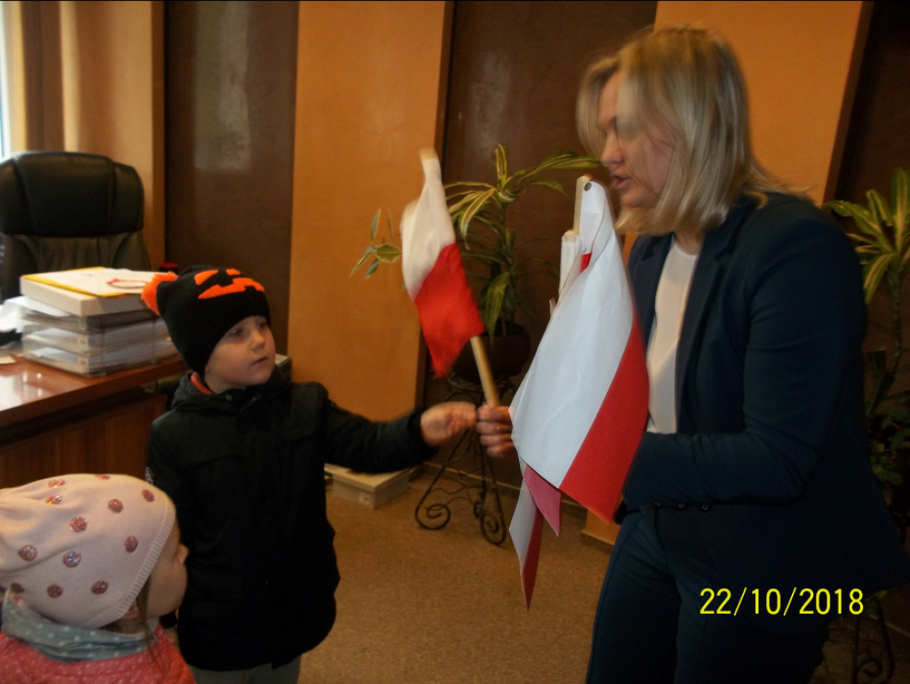 100 flag na 100. rocznicę odzyskania niepodległości Polski, czyli patriotyczny spacer przedszkolaków z 