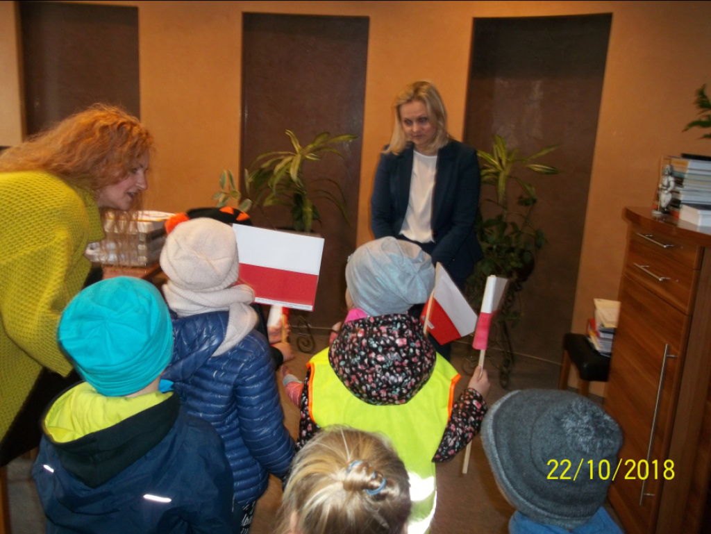 100 flag na 100. rocznicę odzyskania niepodległości Polski, czyli patriotyczny spacer przedszkolaków z 