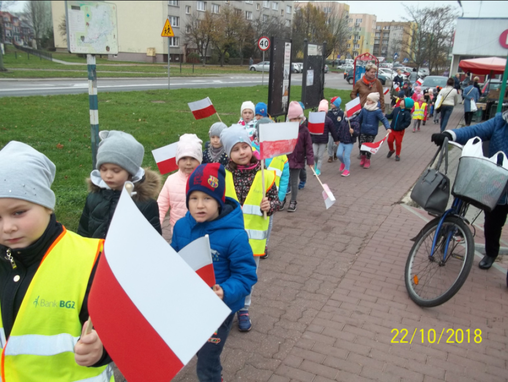 100 flag na 100. rocznicę odzyskania niepodległości Polski, czyli patriotyczny spacer przedszkolaków z 