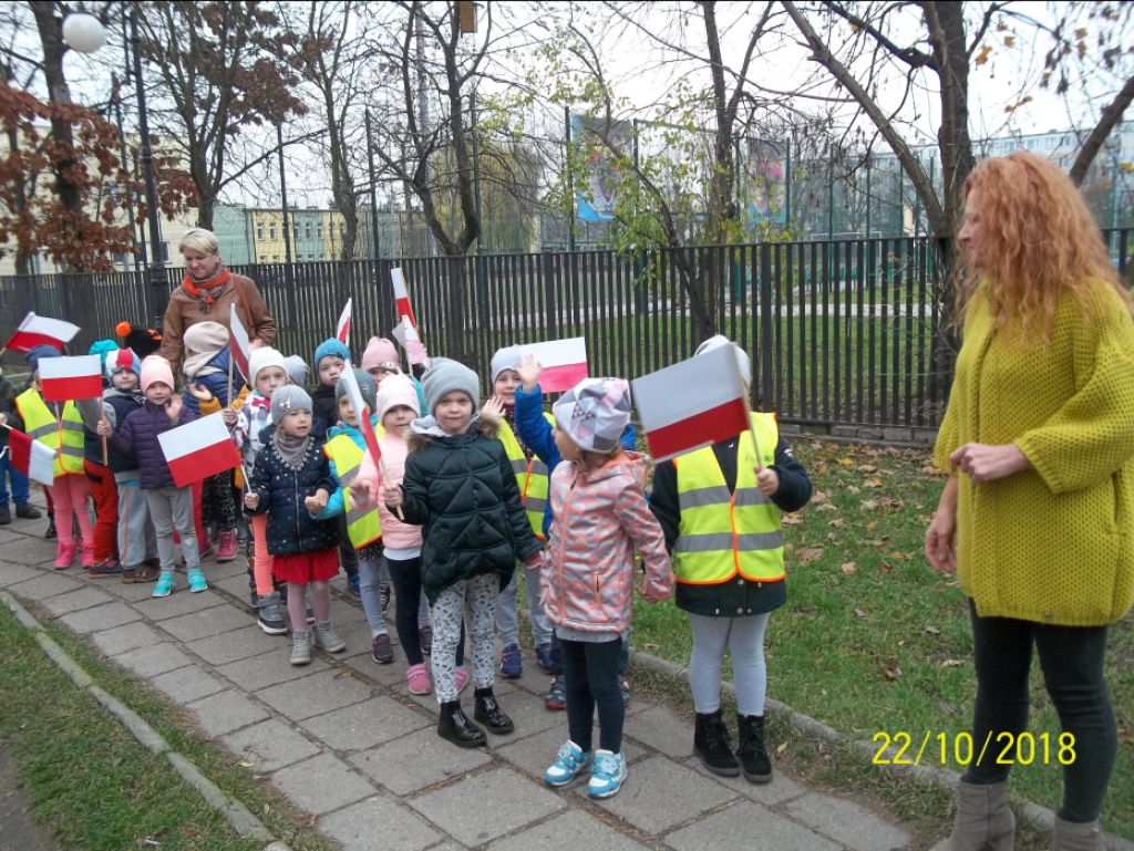 100 flag na 100. rocznicę odzyskania niepodległości Polski, czyli patriotyczny spacer przedszkolaków z 