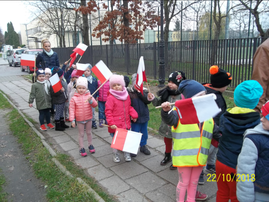 100 flag na 100. rocznicę odzyskania niepodległości Polski, czyli patriotyczny spacer przedszkolaków z 