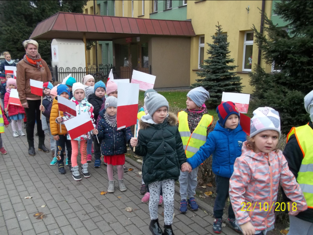100 flag na 100. rocznicę odzyskania niepodległości Polski, czyli patriotyczny spacer przedszkolaków z 
