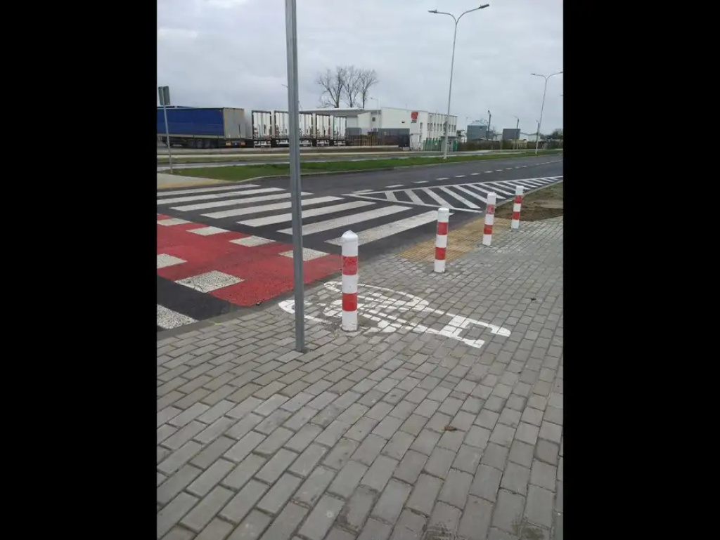 Chodnik - ścieżka, ścieżka - chodnik... I tak na zmianę...