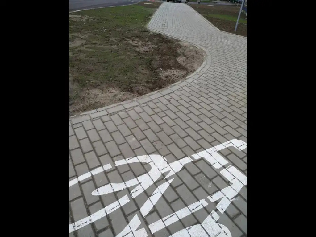 Chodnik - ścieżka, ścieżka - chodnik... I tak na zmianę...