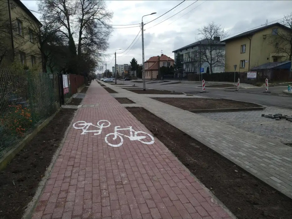 Chodnik - ścieżka, ścieżka - chodnik... I tak na zmianę...